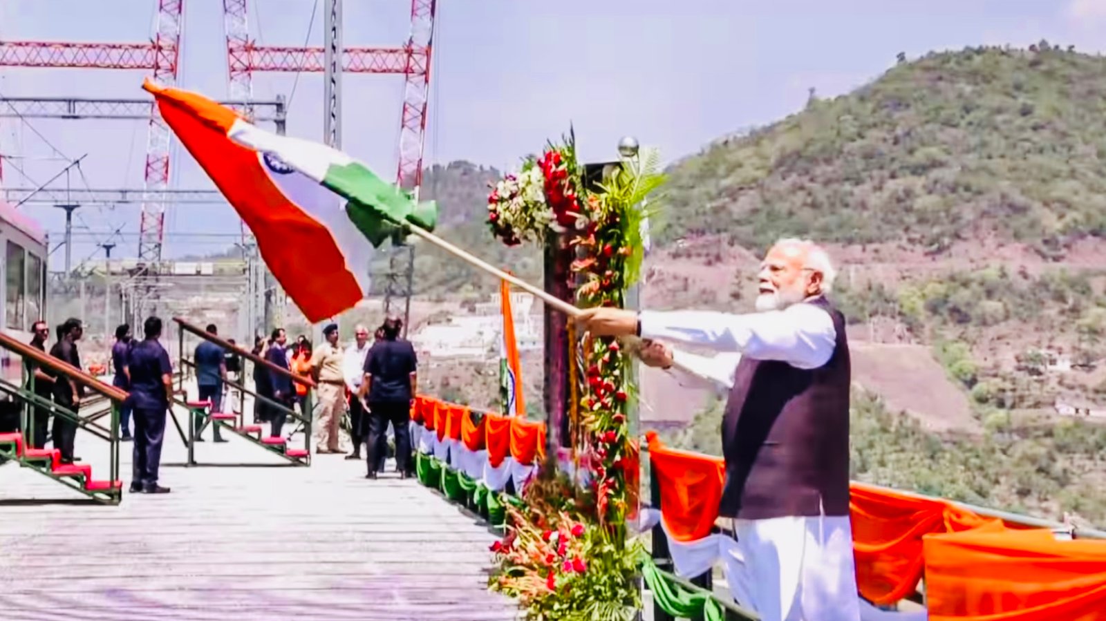 जम्मू-कश्मीर में बना दुनिया का सबसे ऊँचा रेलवे पुल: प्रधानमंत्री नरेंद्र मोदी ने चिनाब ब्रिज का भव्य उद्घाटन किया